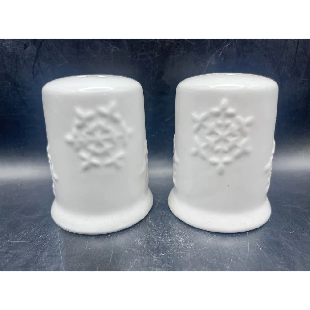 White Ceramic Snowflake Salt Pepper‎ Shaker Set Winter Holiday Decor Seasonal